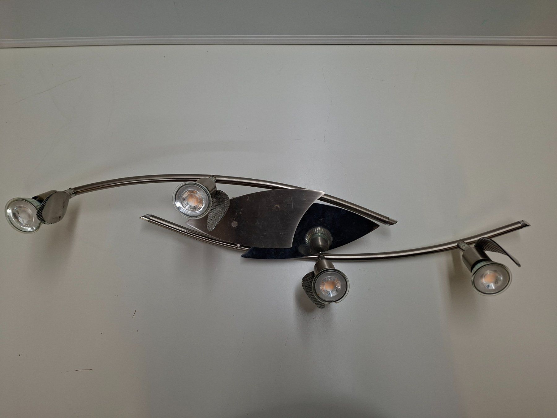 Lampadari & plafoniere: Lampe mit vier Strahlern – Usato da Wettingen venduto da Wendemarket