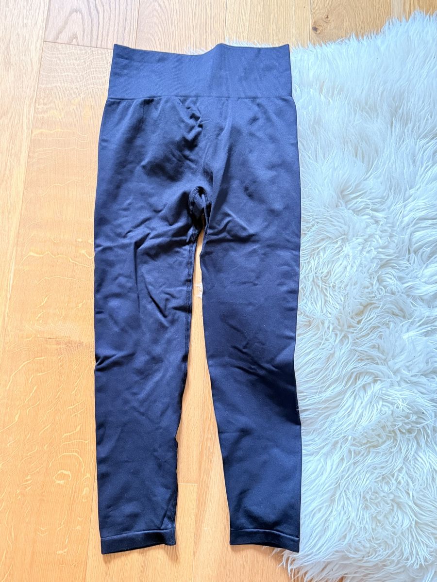 Leggings: Schwarze Leggings mit Raffung, neu, Grösse M – Nuovo (secondo la descrizione) da Dotzigen venduto da White_Warrior
