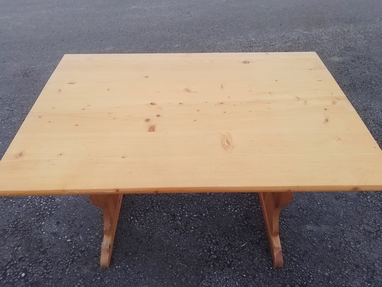 Tavoli: Holztisch mit 5 Holzstühlen – Usato da Herisau venduto da etajo 6