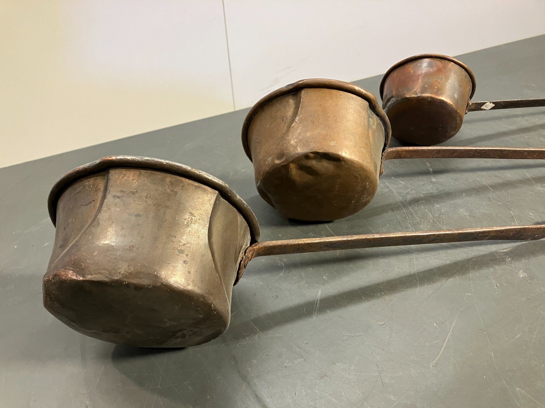 Cucchiai: Post. Antiker Kupfer Schöpfkellen mit Eisengriff ab 1.- – Usato da Lichtensteig venduto da Buy24International 3