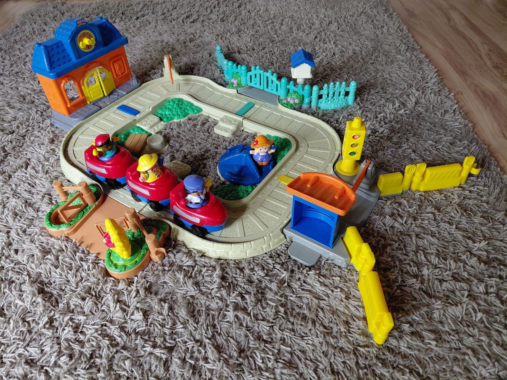 Fisher-Price Jouets: Little People Bahnhof – D'occasion à Allenwinden par Muggi076