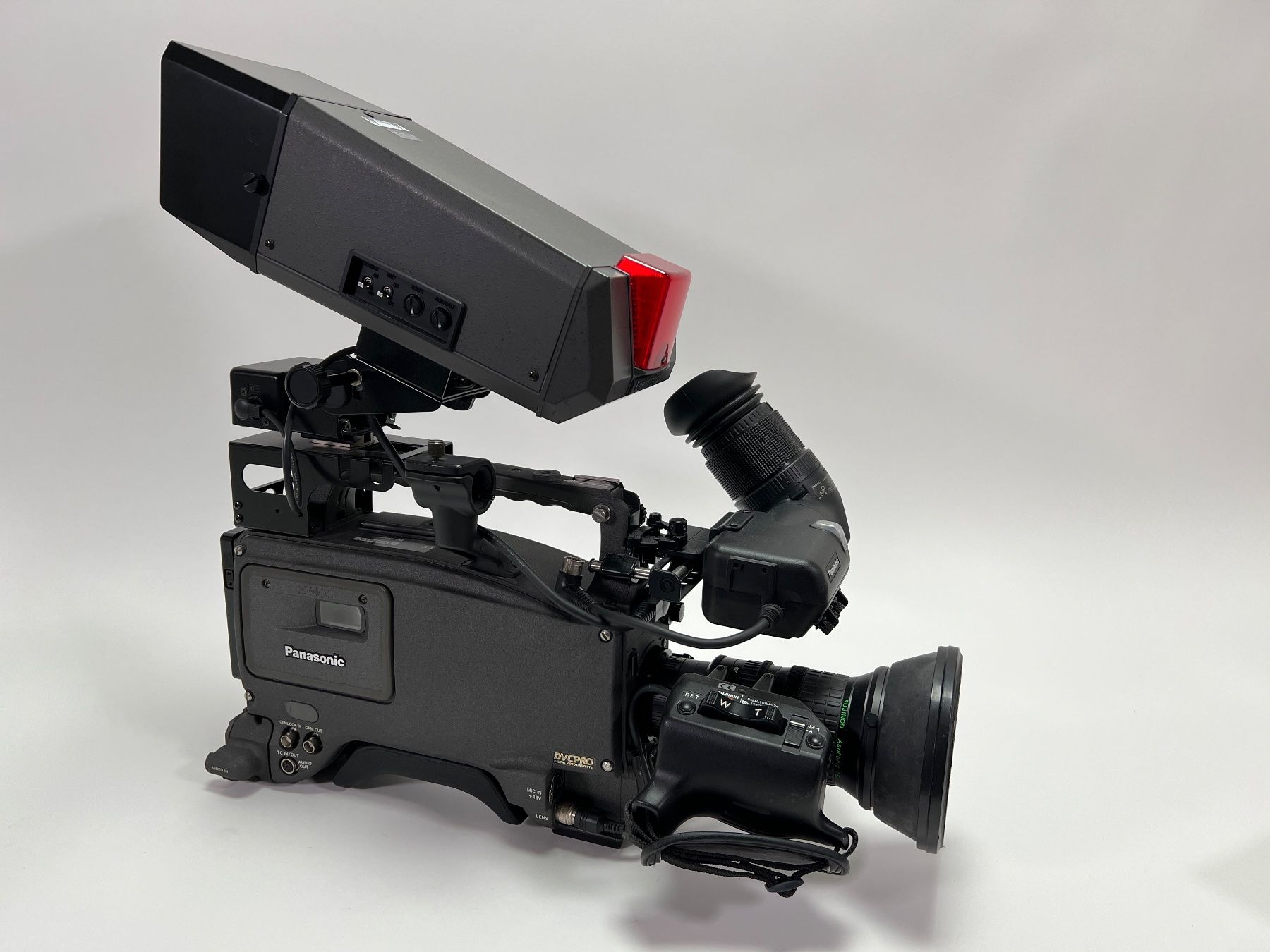 Panasonic Caméscopes: Panasonic AJ-D700E DVCPRO Camcorder mit Studiomonitor – D'occasion à Zürich par Summton 1