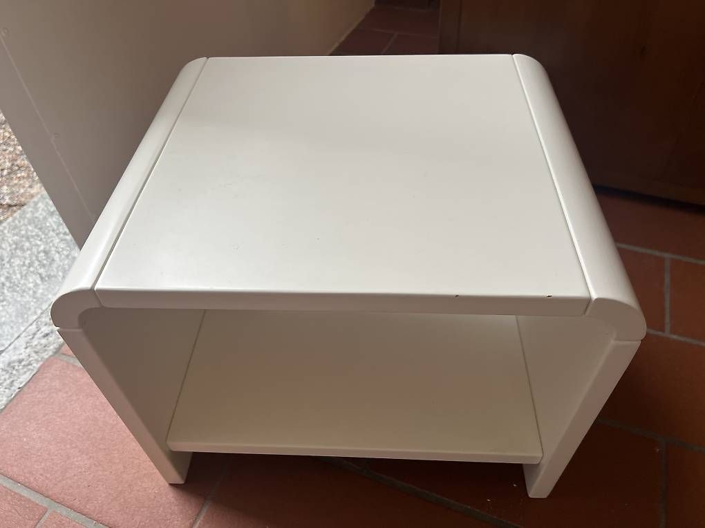 Comodini: Comodino / tavolino bianco panna chf.10 – Usato da Balerna venduto da gat_b8p2 1