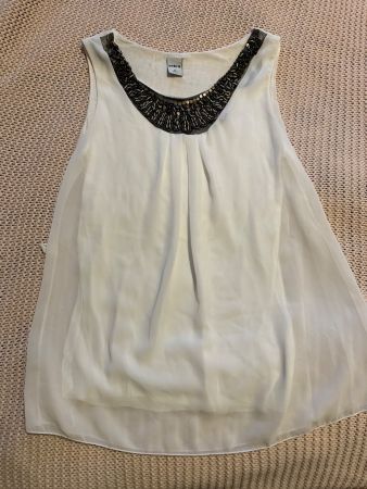 Haut chic blanc avec détail