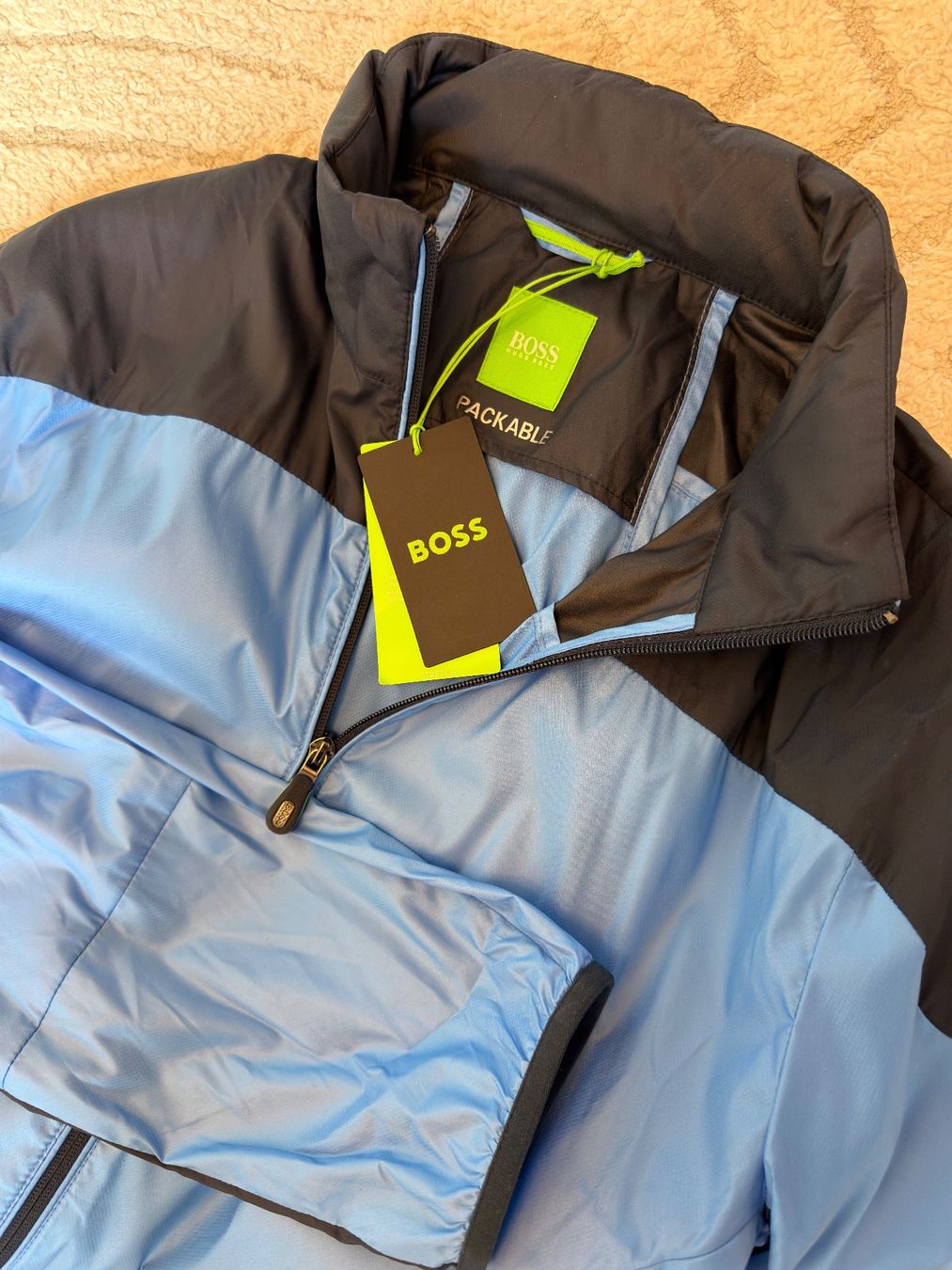 Hugo Boss Giacche: BOSS Performance Windbreaker Herren L Neu Etikett - packable – Nuovo e nell'imballaggio originale da Zürich venduto da BestsellerFashion 2