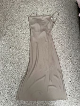 Satin Kleid beige von Everly in Grösse TU neu mit Etikett