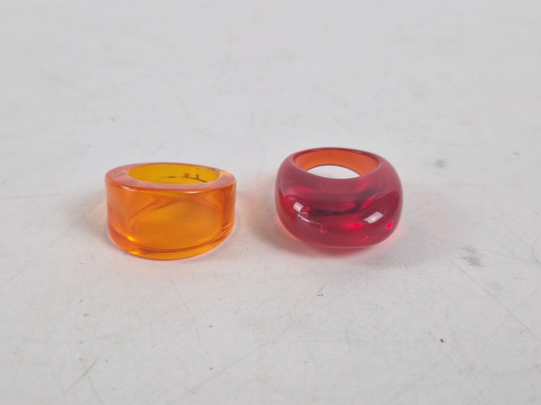 Anelli: 2 Ringe Harz transparent orange und rot Grösse 57 – Usato da Muhen venduto da Restwert_Muhen