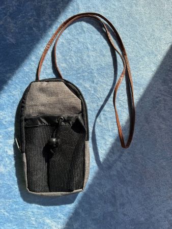 Praktische kleine Umhängetasche für Handy & Co. Grau
