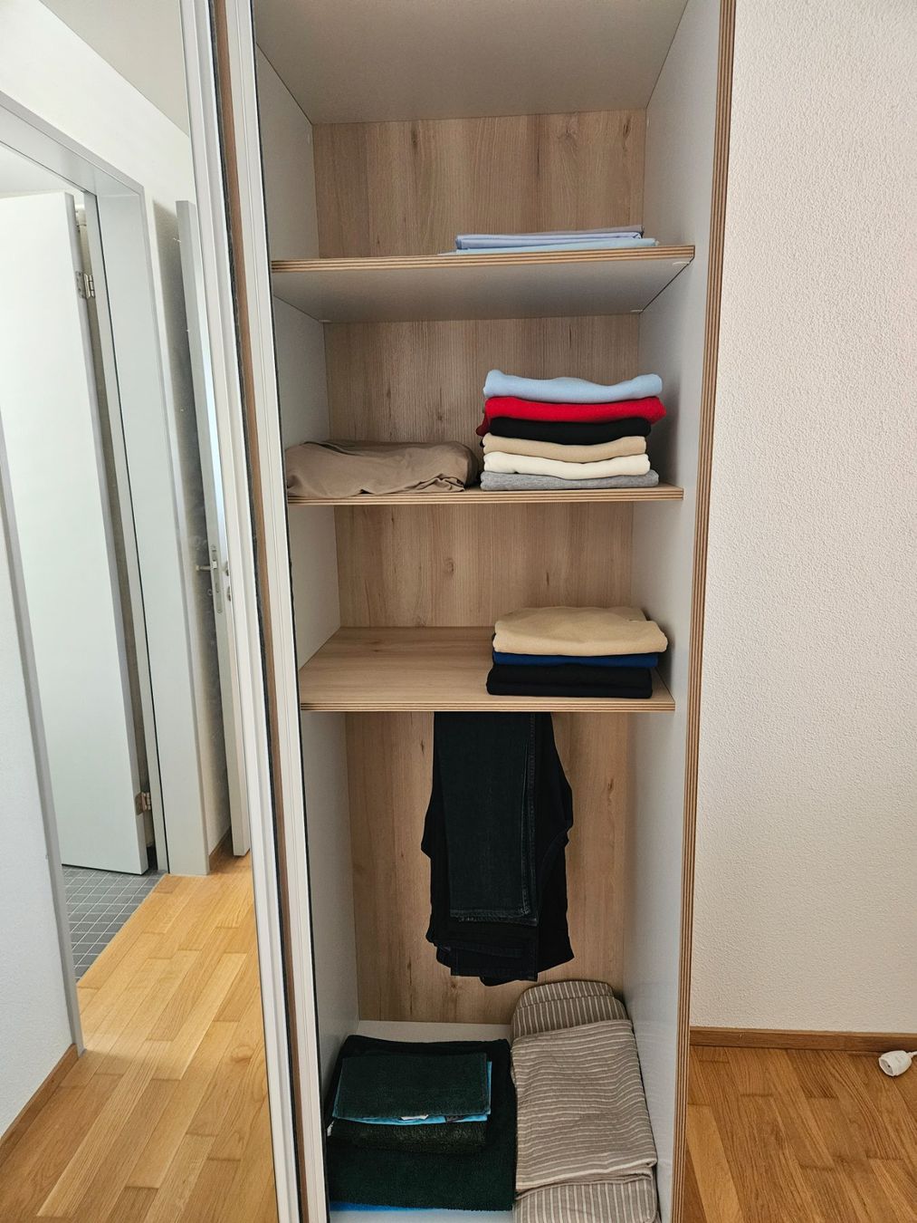 Schränke: Zweiteiliger Kleiderschrank mit Spiegel – Gebraucht aus Obfelden von HBCQW 2