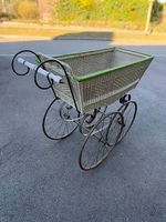Nostalgischer Kinderwagen aus dem frühen 20. Jahrhundert