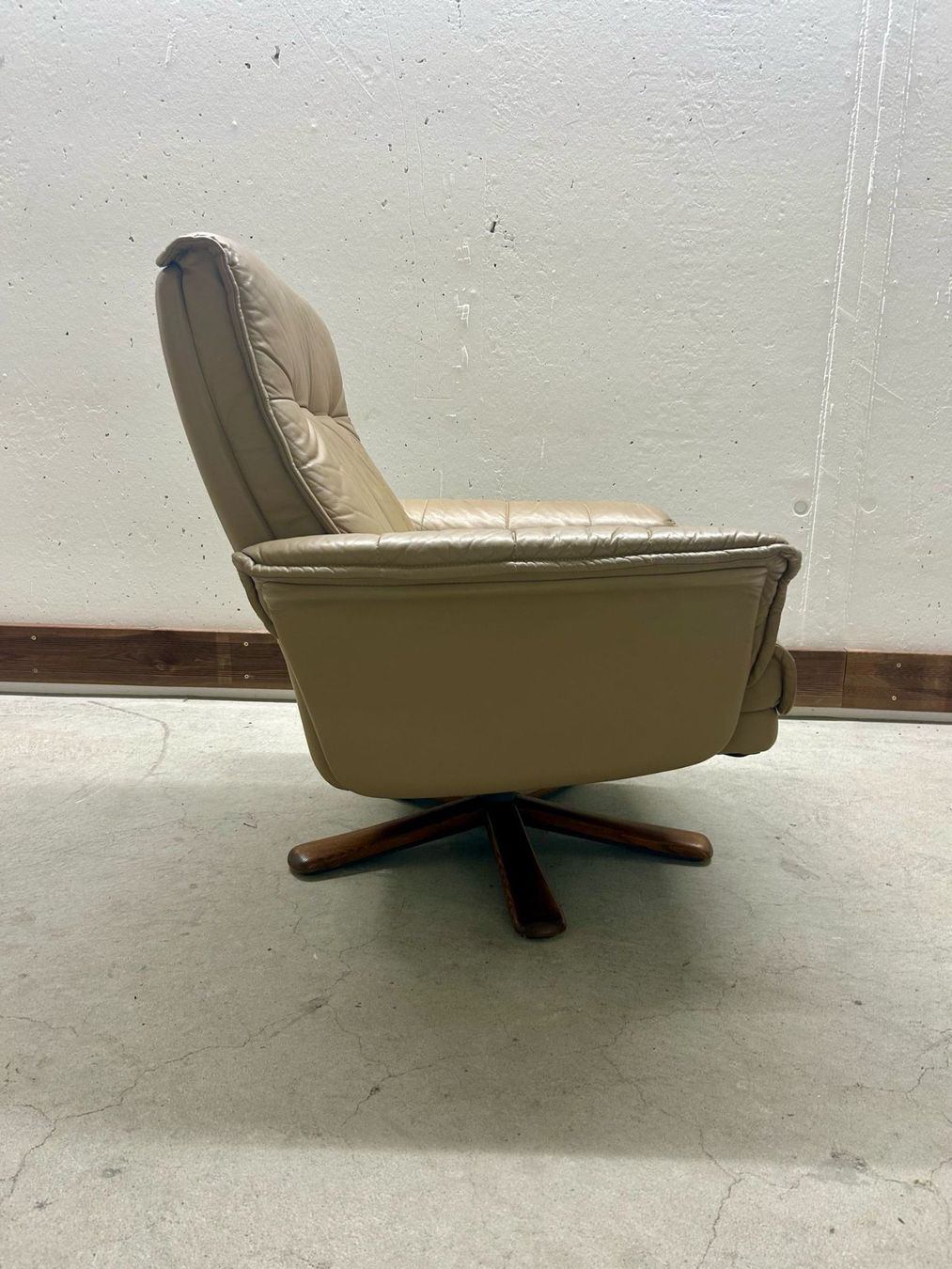 Poltrone: Mid-Century Leder Drehsessel, Möbelindustrie SEM – Usato da Rickenbach ZH venduto da Insider-Boerse 2