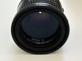 Nikon AF Nikkor 50mm f/1.8 + Nikon Sonnenblende