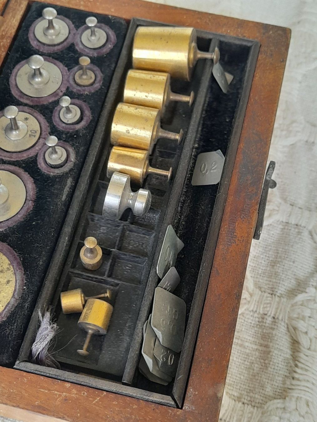 Accessori da laboratorio: Gewichte/Apothekergewichte-Set im Holzkasten – Usato da Thun venduto da Treff.....e 3