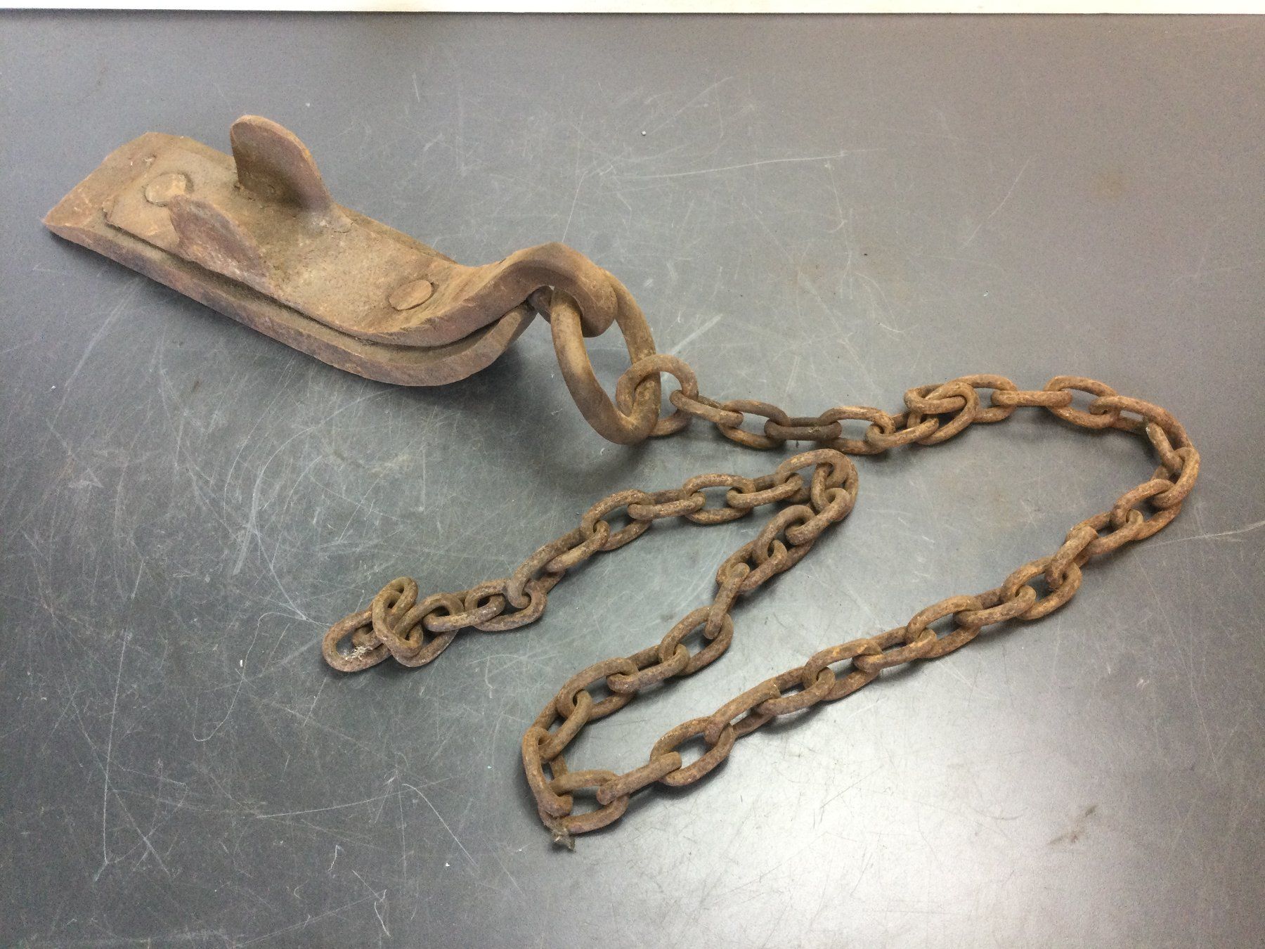 Outils anciens: Antiker kleiner rostiger Radschuh mit Eisenkette – D'occasion à Wangen SZ par kuriosum12 2