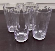 Vier transparente Kunststoffbecher im Set