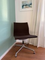 Vitra Eames Aluminium Chair „EA 106", dunkelbraun