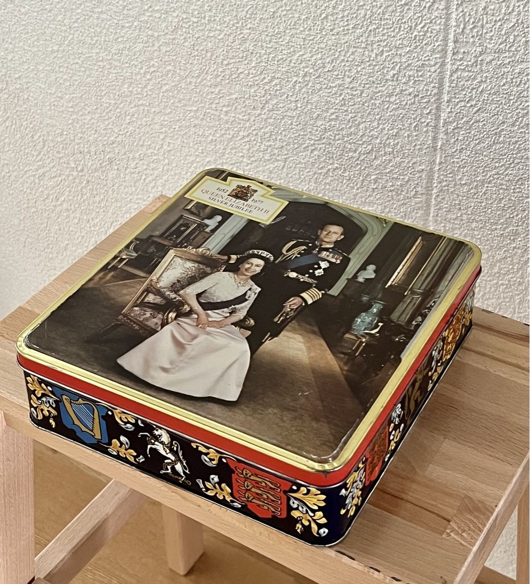 Dosen: Queen Elizabeth II Blechdose – Gebraucht aus Bern von RussianDoll 1