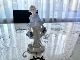 Porzellanfigur Frau mit Korben, weiss-blau ab 1 Fr!