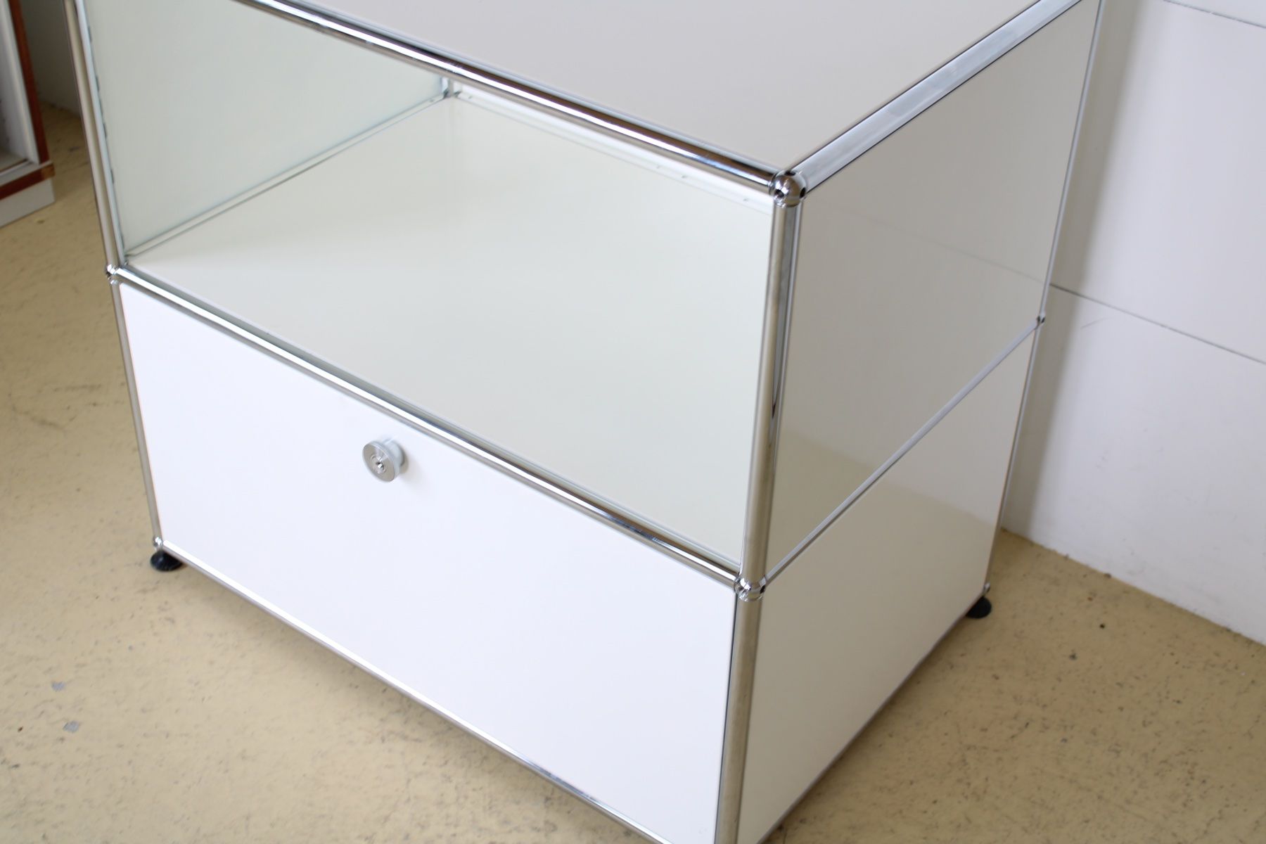 USM Cassettiere: USM Sideboard in Reinweiss – Usato da Meinisberg venduto da atelier_TILIJA 2