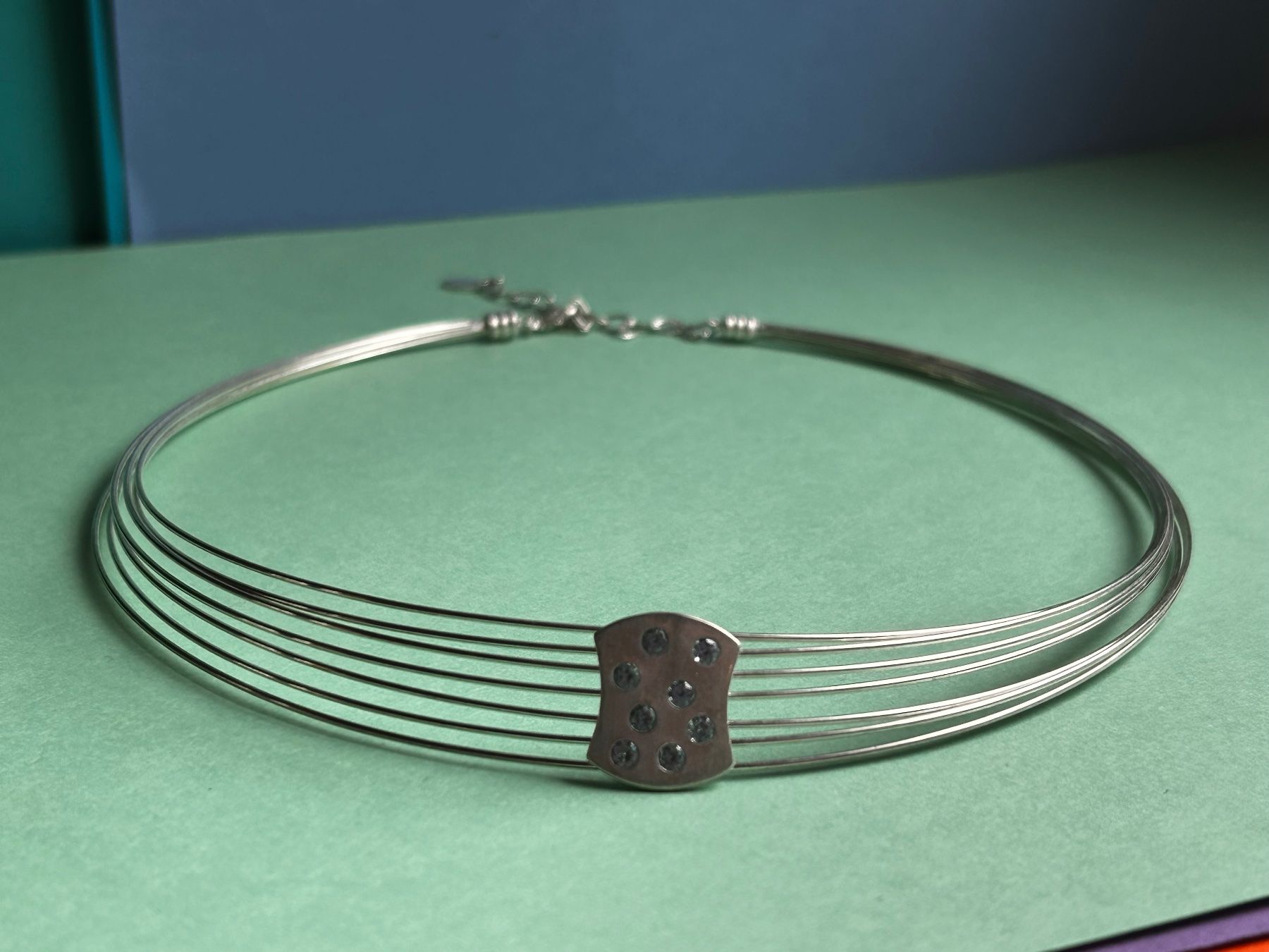 Catenine: Eleganter Silber Halsreif Collier mit Strass hellblau – Usato da Dittingen venduto da Bellevista 5