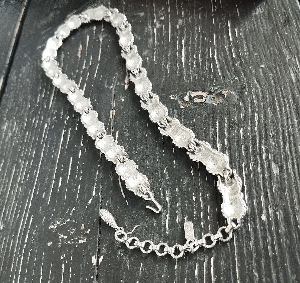 Catenine: Vintage Monet necklace in silver colour – Usato da Lucens venduto da metaD 4