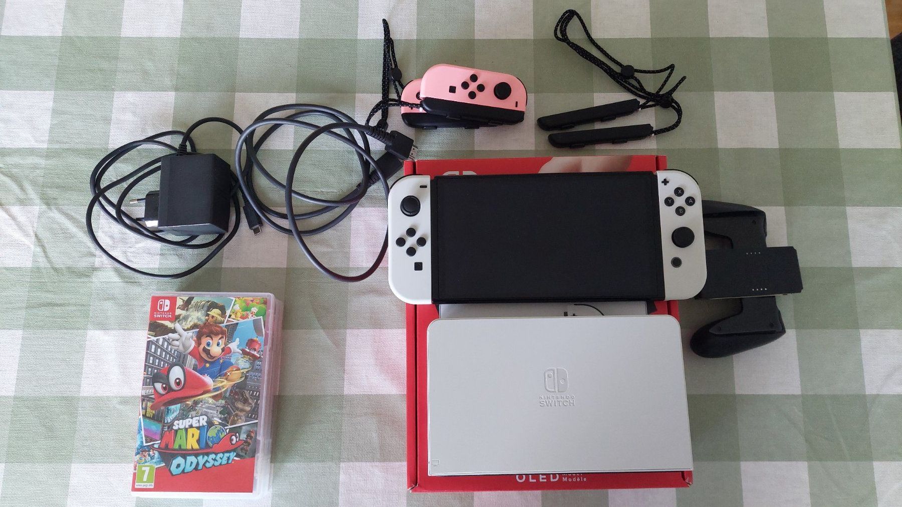 Nintendo Console: Nintendo switch OLED + 3 games – Nuovo (secondo la descrizione) da Luzern venduto da kevin-della-schiava