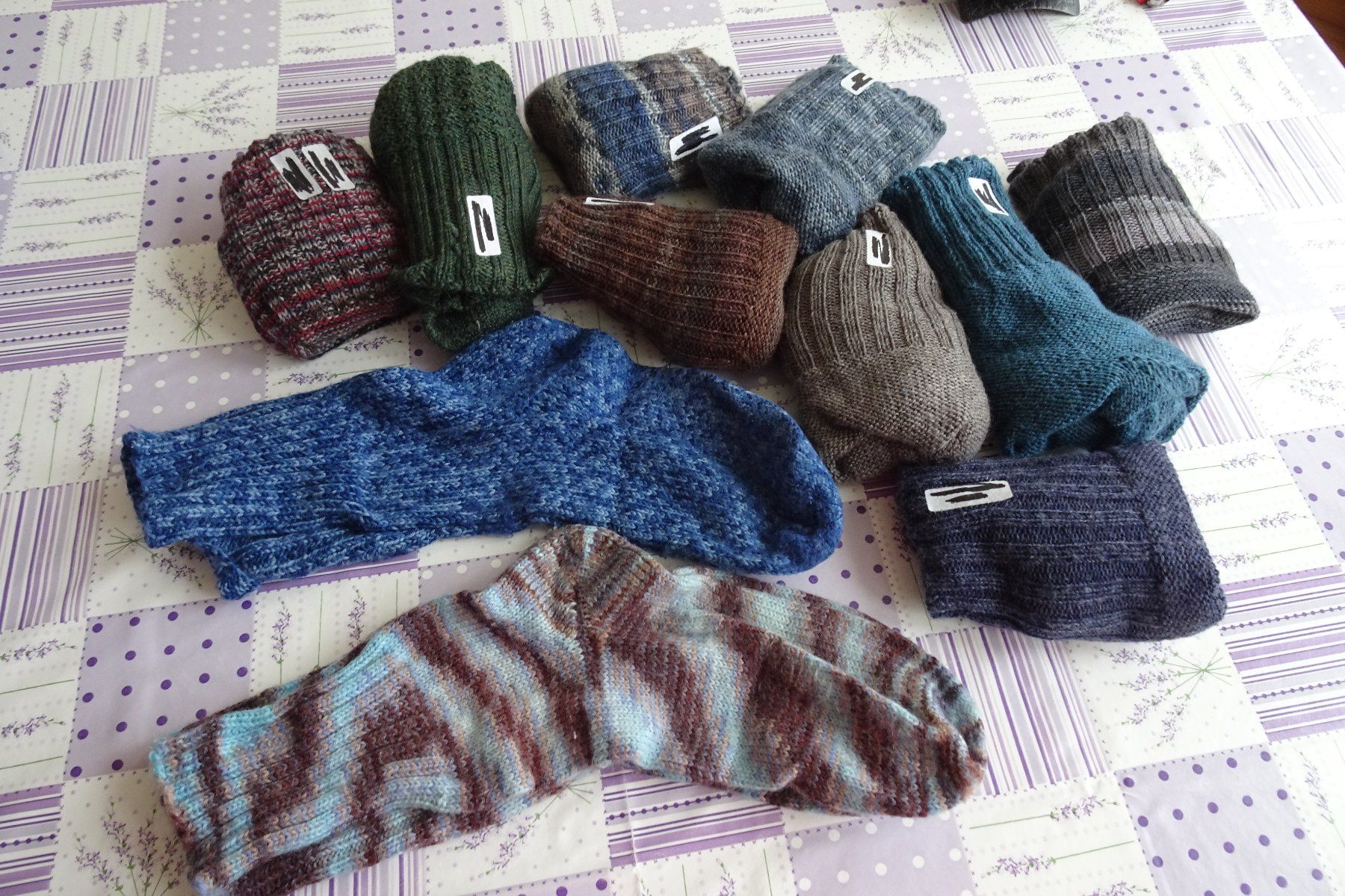 Calze: Set mit 13 handgestrickten Wollsocken ca. Gr. 45 – Usato da Strengelbach venduto da schmetterling20 2