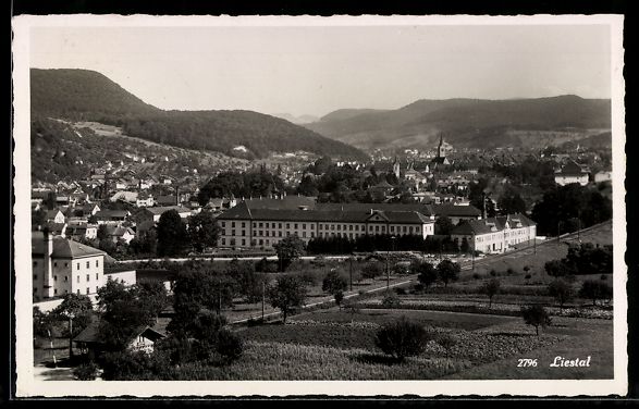 Cartoline postali: AK Liestal, Panorama mit Kirche und großem Gebäudekomplex – Usato da Berlin venduto da bartko-reher