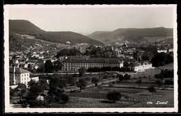 AK Liestal, Panorama mit Kirche und großem Gebäudekomplex