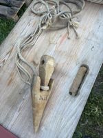 Antikes Holzteil mit Seil 