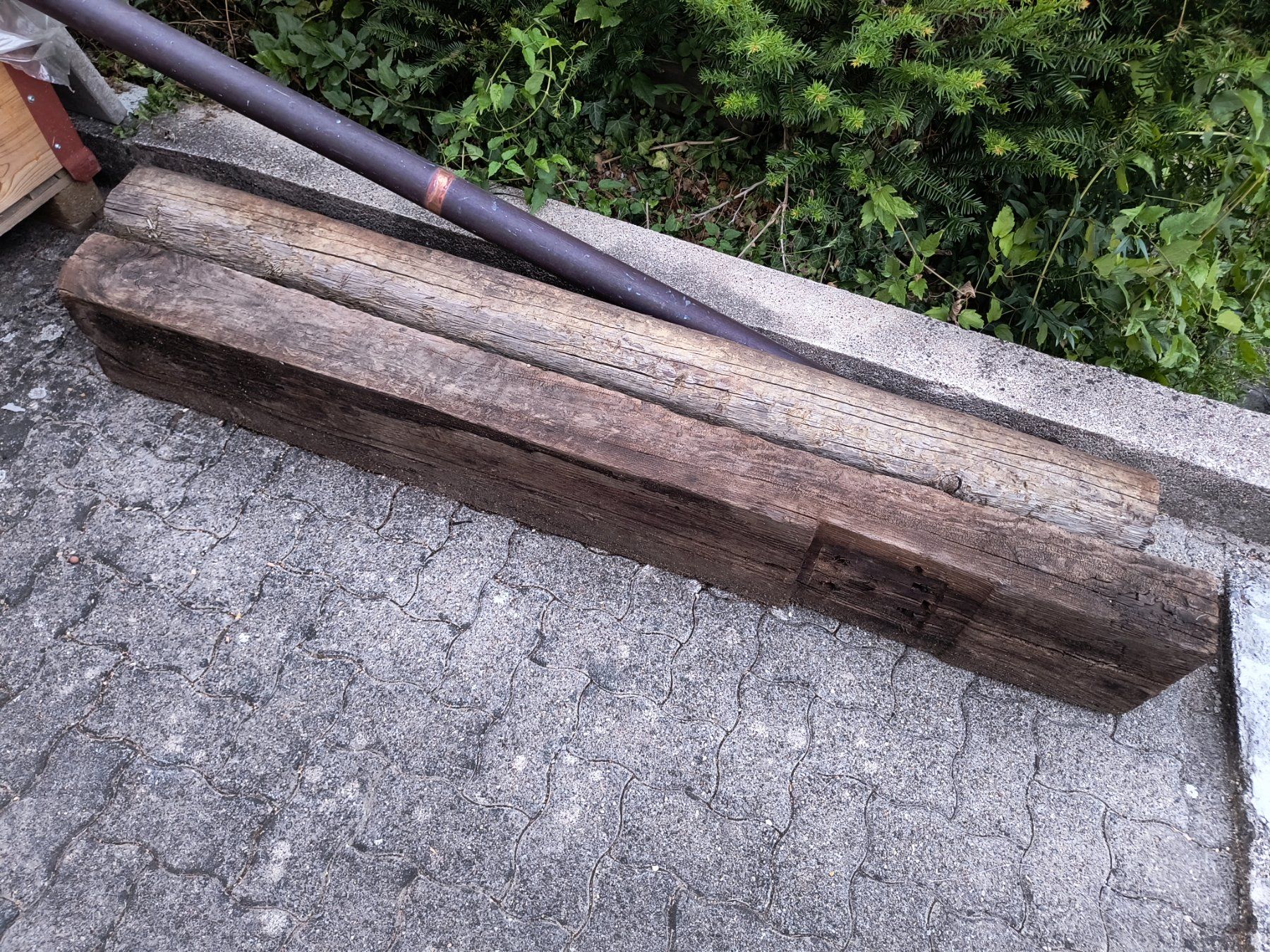 Articles en bois: 2 Teile Altholzbalken / Eichenbalken – D'occasion à Neuhausen am Rheinfall par VALAMA