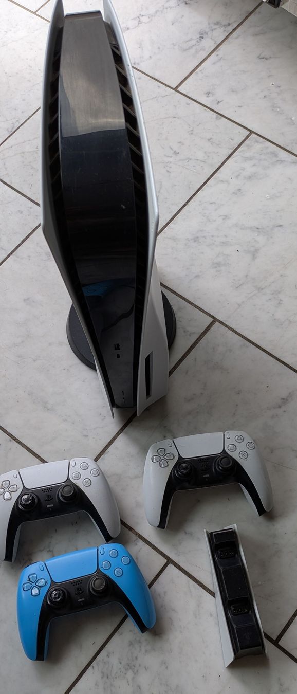 Sony Consoles: Playstation 5 disc 3 Controllern plus ladestation, Headset  – D'occasion à Böckten par svim