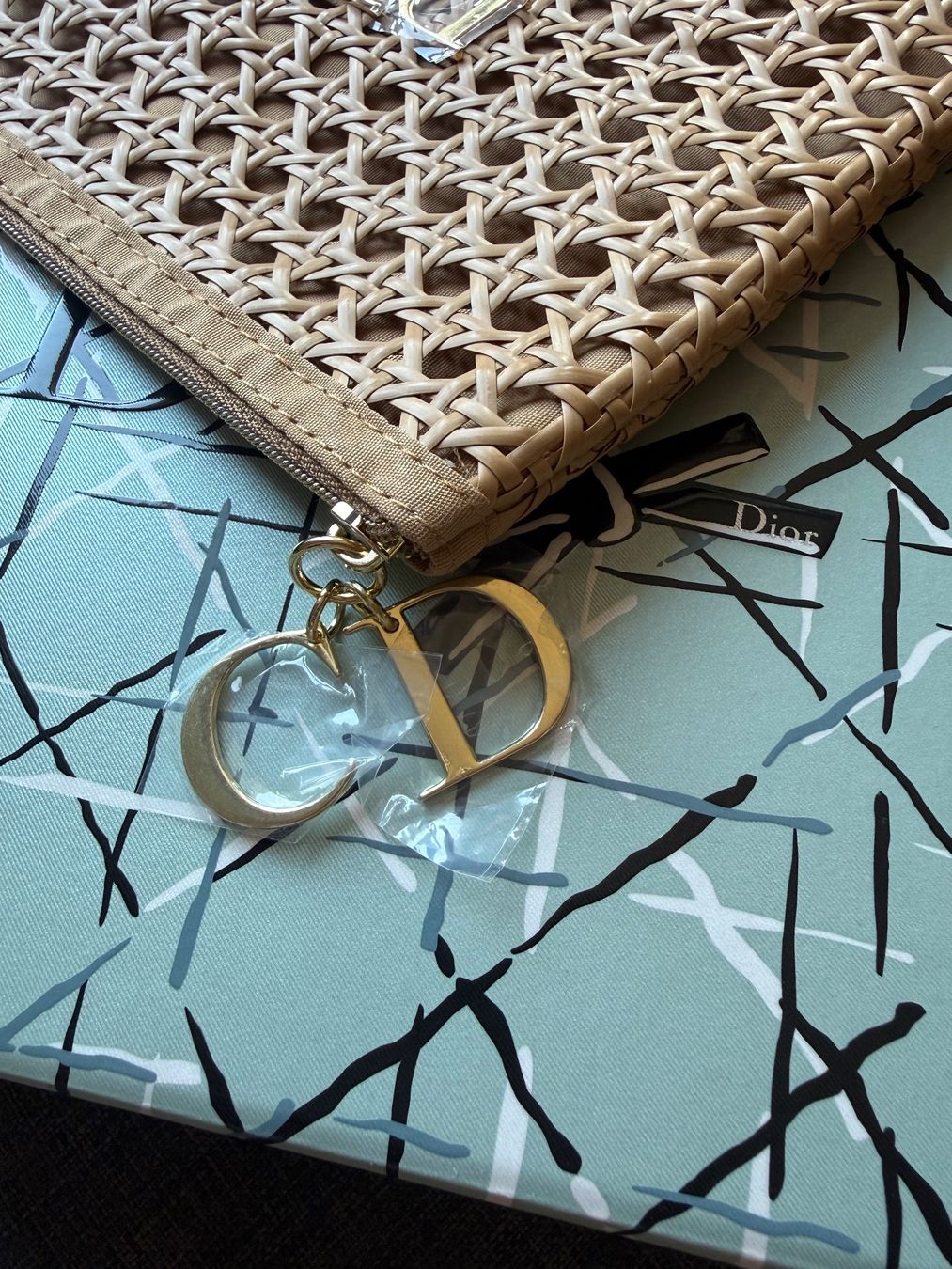 Dior Trousses de maquillage: Dior Solar Raffia Pouch Summer 2026 Limited Edition – Neuf avec emballage d'origine à Luzern par sas_r89l 2