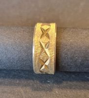 Goldener Ring mit Muster, wie neu