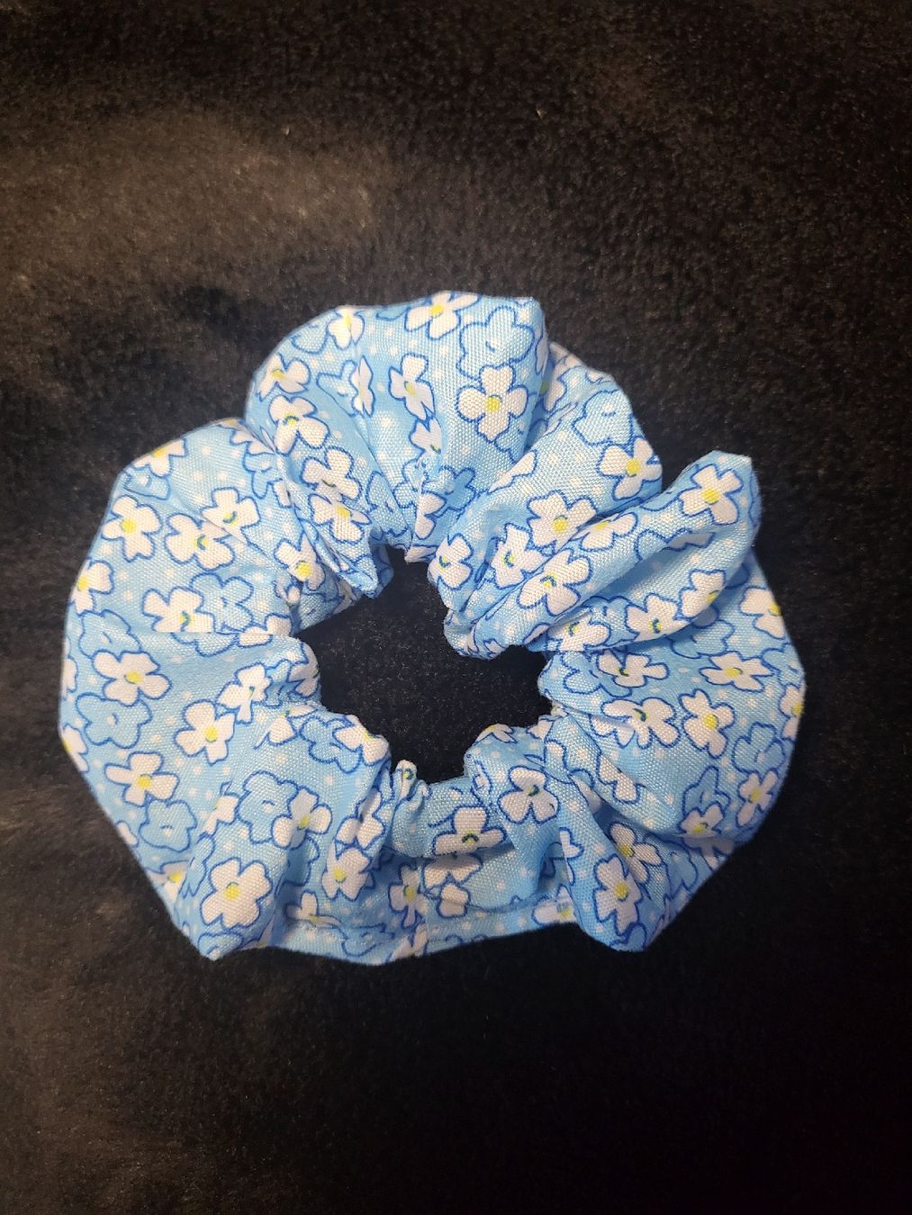 Accessori per capelli: Scrunchie / Blau / Blumenmuster / Handgenäht  – Nuovo e nell'imballaggio originale da Lömmenschwil venduto da S4BR1N4