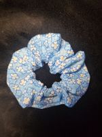 Scrunchie / Blau / Blumenmuster / Handgenäht 