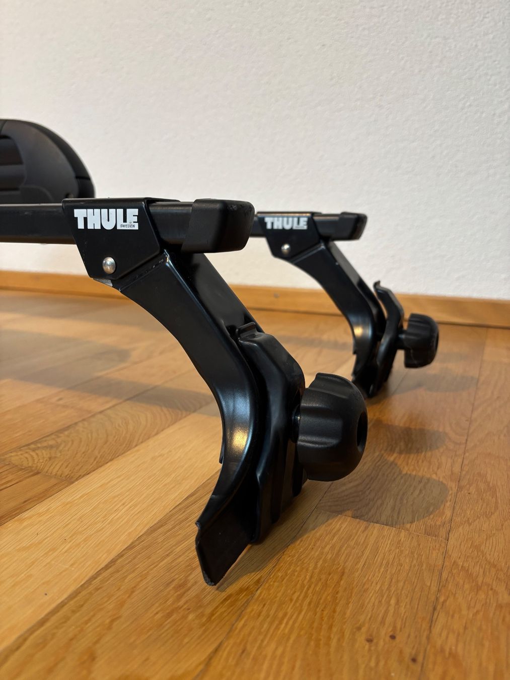 Thule Portapacchi: Thule Dachträger mit abschliessbarer Skihalterung – Nuovo (secondo la descrizione) da Hildisrieden venduto da AJ28 2