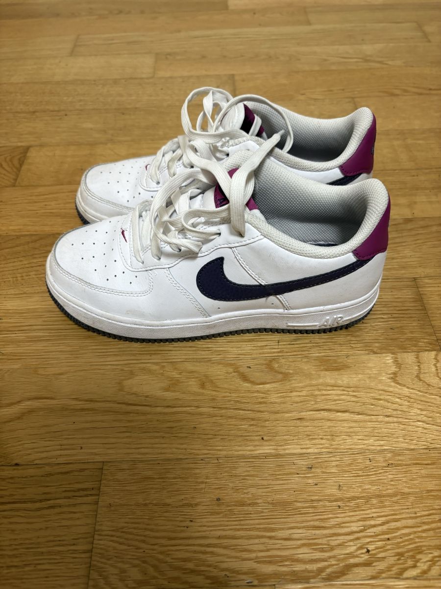 Nike Scarpe per ragazze: Sneaker Nike Gr. 37.5 – Usato da Winterthur venduto da Baby117