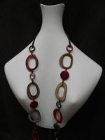 Attraktives, langes Collier aus gefärbtem Horn und Leder