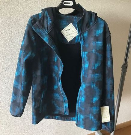 Softshelljacke mit Kapuze . Neu. Gr. 170/176