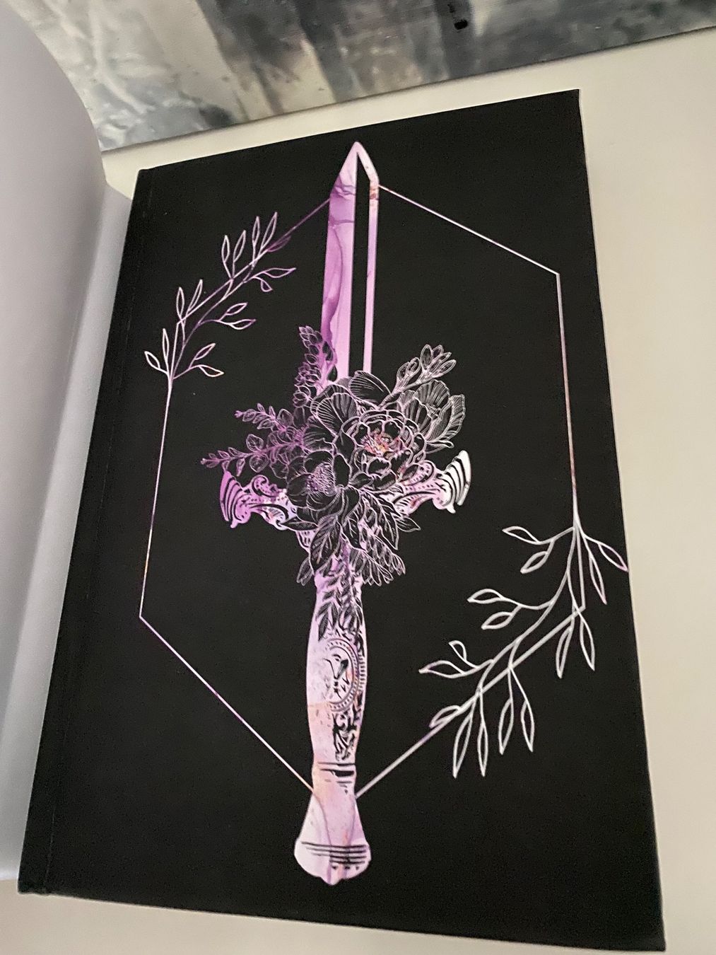 Libri: Jess Wisecup - Between Wrath & Mercy, Hardcover, signed – Nuovo (secondo la descrizione) da Fällanden venduto da Maxim20 2