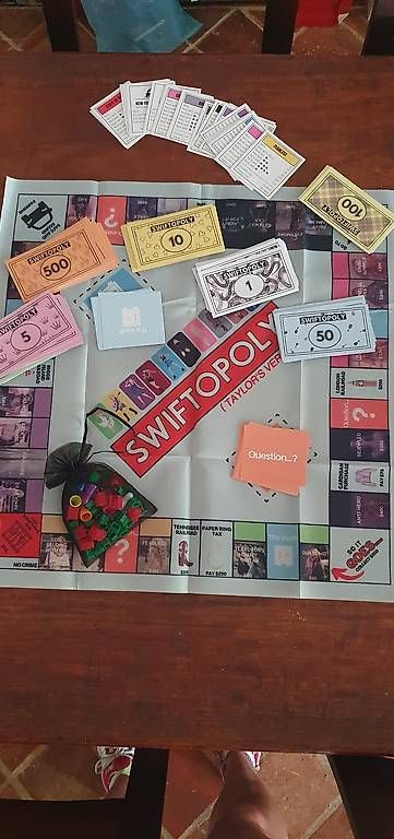 Foto & Immagini: Taylor Swift Monopoly & 3 A4 Bilder – Usato da Uitikon Waldegg venduto da sgrimmer