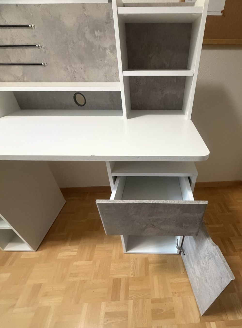 Conforama Schreibtische: Schreibtisch weiss/grau mit Stauraum – Gebraucht aus Ennetmoos von berg2011 1