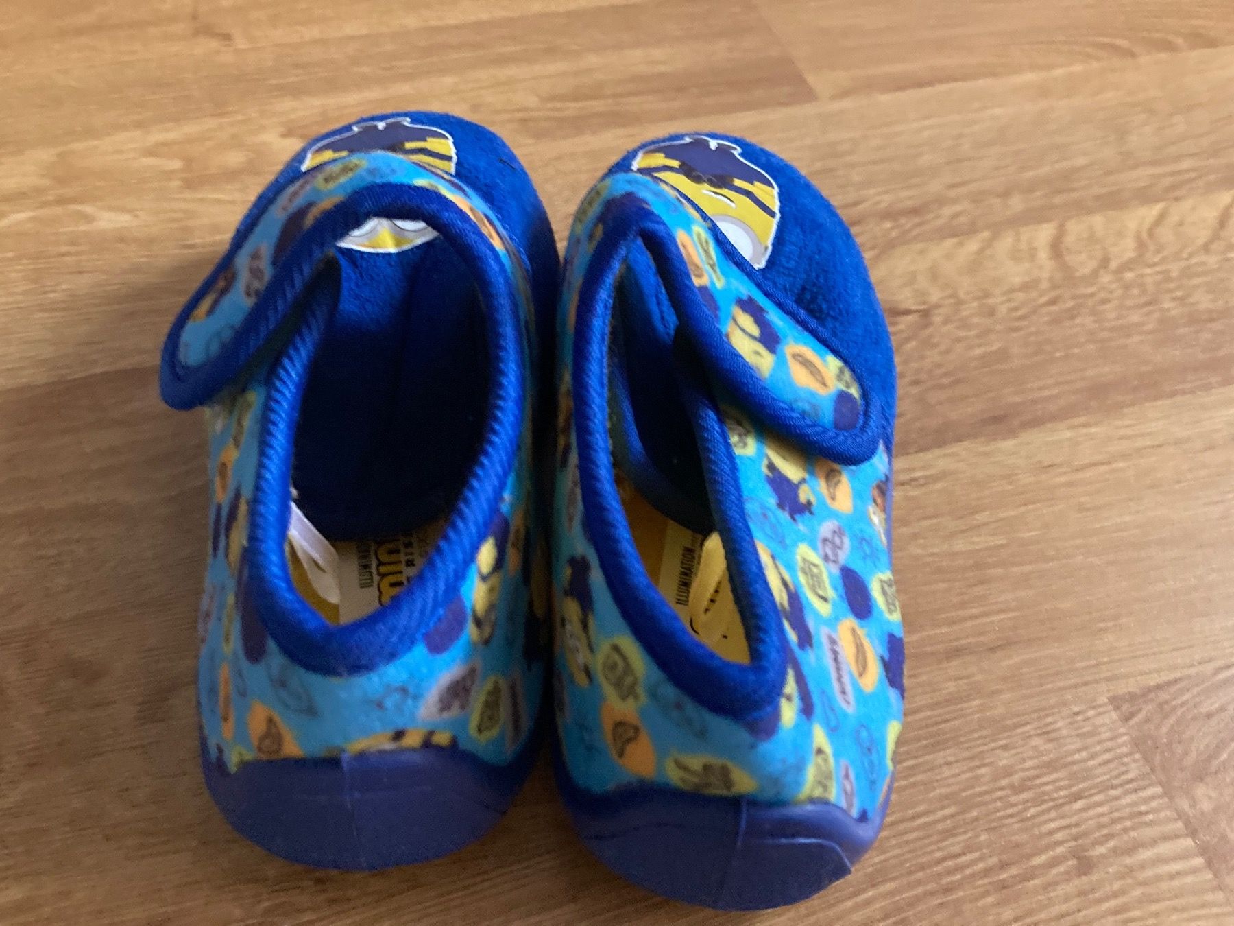 Scarpe per ragazzi: Minions Hausschuhe Gr. 26, neu – Nuovo (secondo la descrizione) da Emmenbrücke venduto da JJ_89 1