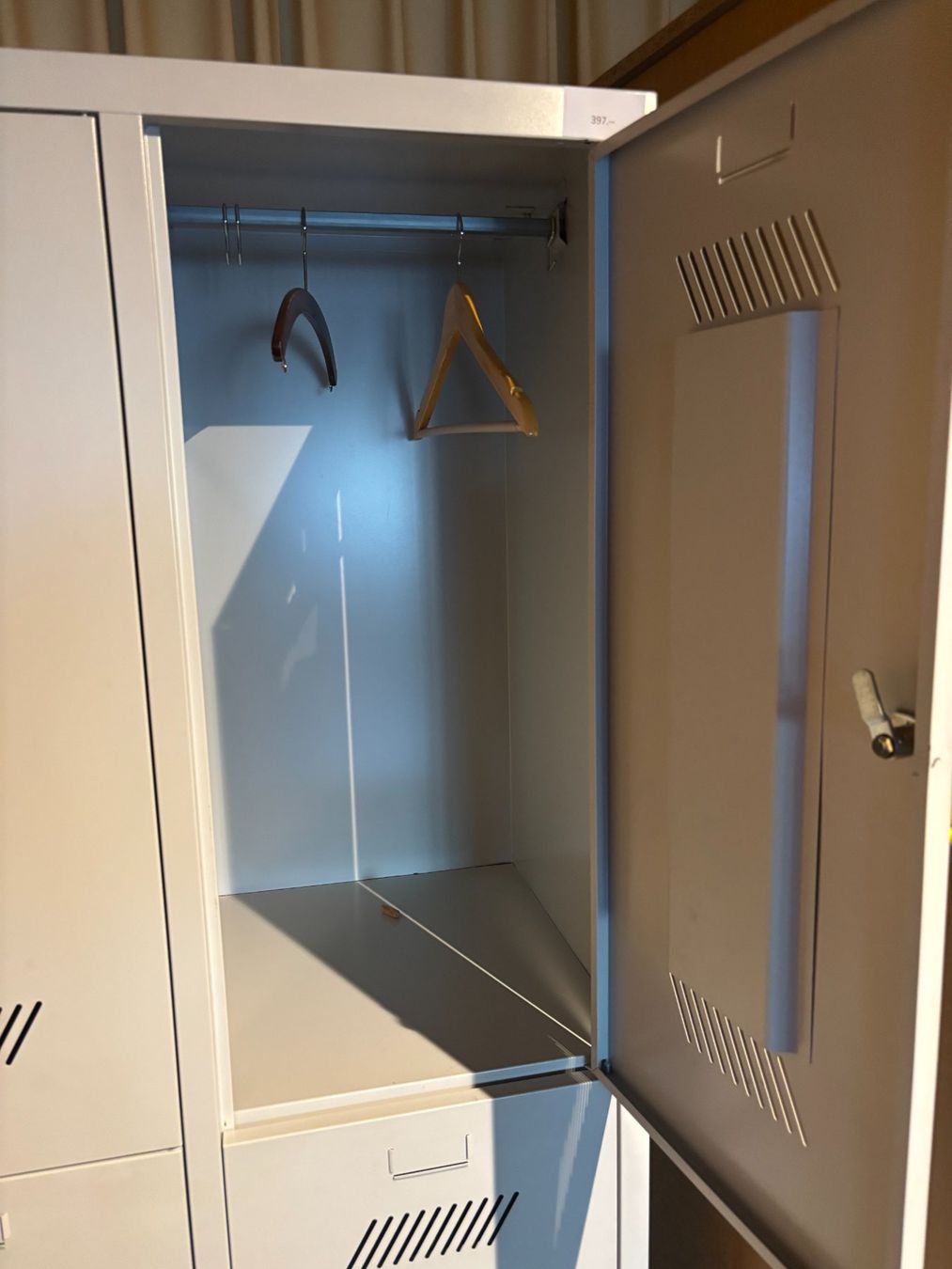 Schränke: Garderobenschrank – Gebraucht aus Zürich von Juan13 1