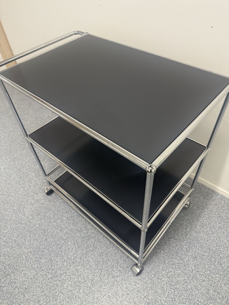 USM Étagères: USM Haller Servierwagen Anthrazit grau  – D'occasion à Balsthal par Designhaus.Schmitt 4