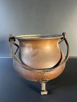 Ancien chaudron tripode en cuivre martelé et fer forgé