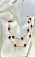 Goldfarbene Halskette mit roten Kleeblatt-Motiven
