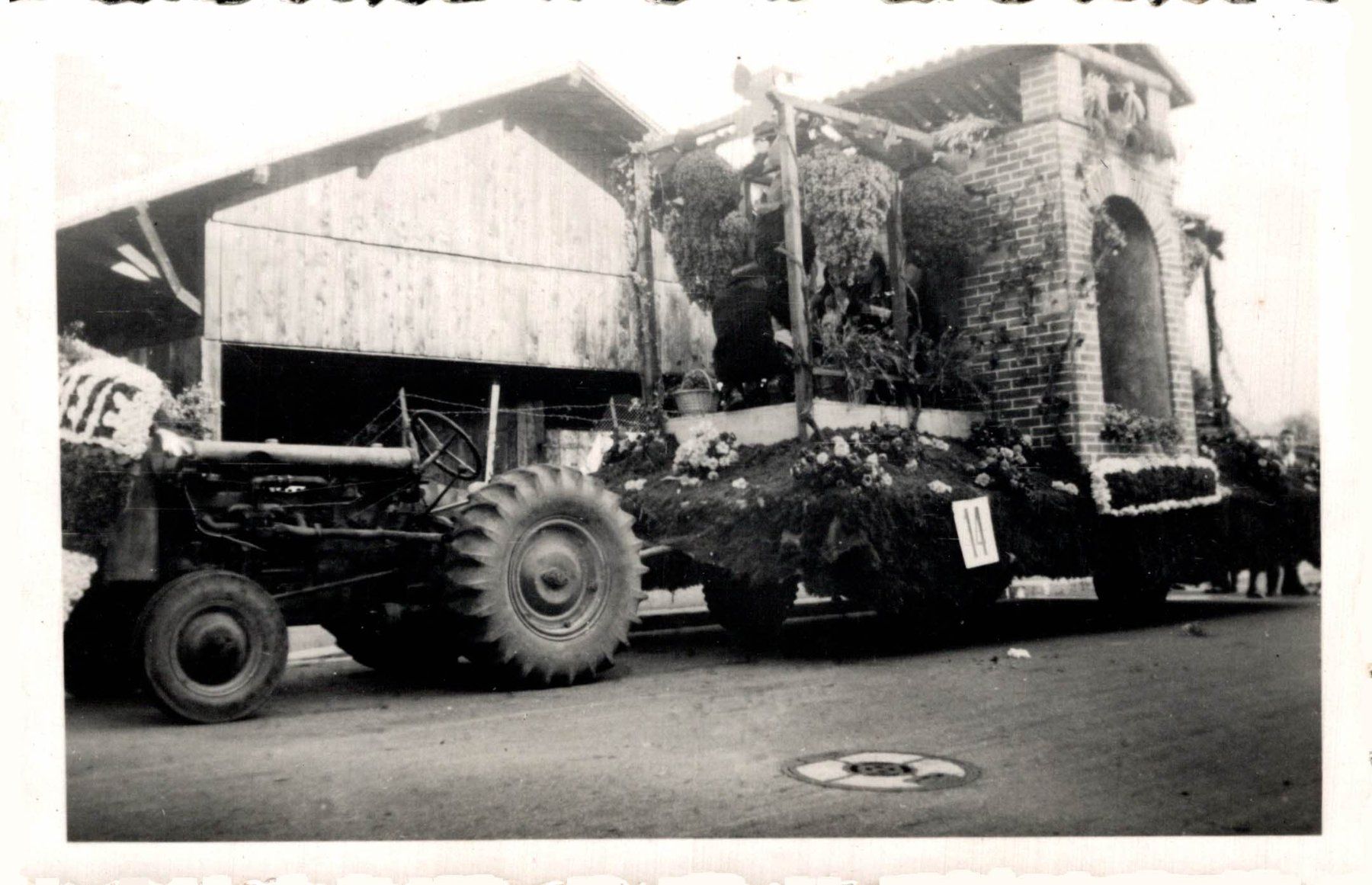 Foto & Immagini: Foto: Traktor mit Umzugswagen – Usato da Bronschhofen venduto da Astore