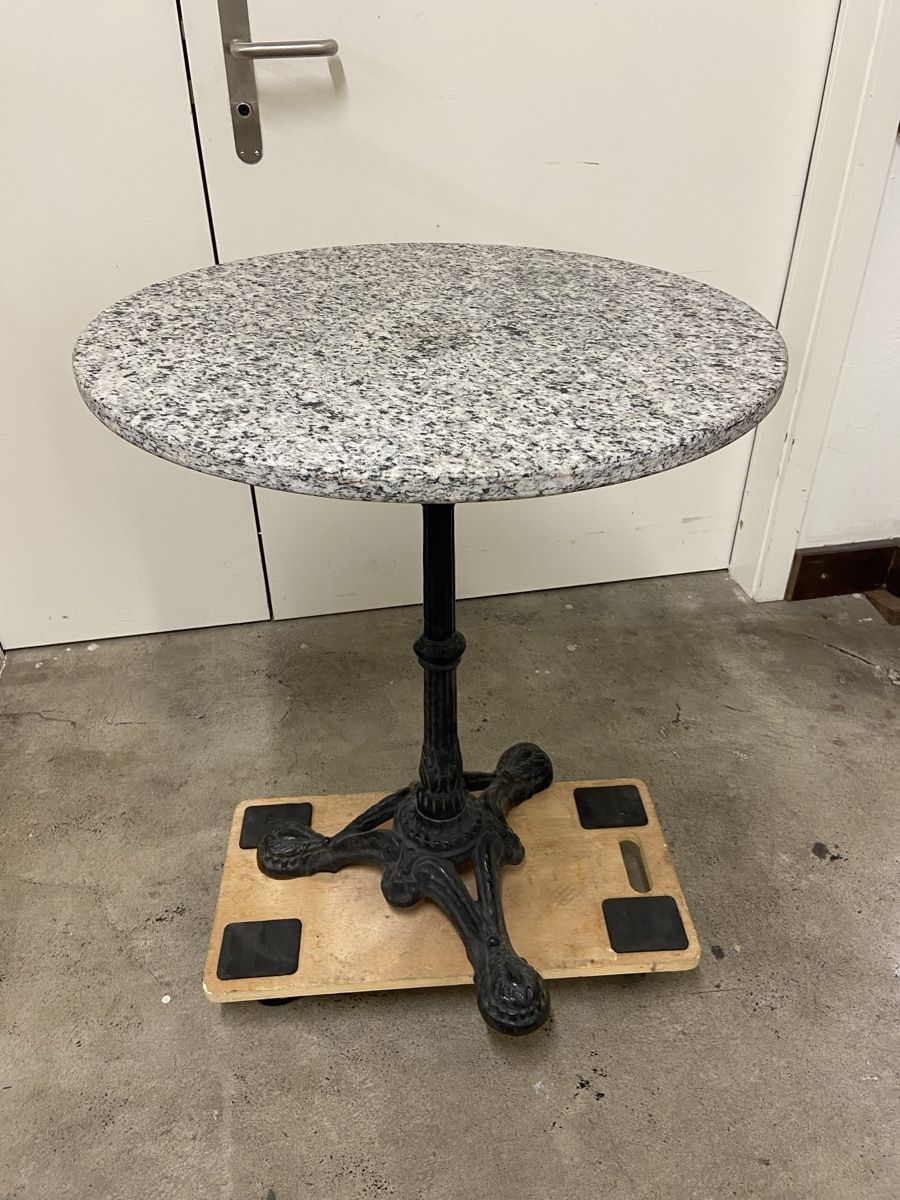 Tables: Runder Granit Tisch mit Eisenfuss Gartentisch Bistro – D'occasion à Dietikon par brocki-eyra